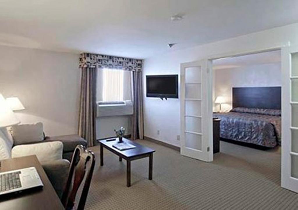 Holiday Inn Express & Suites Toronto Airport West, An Ihg Hotel Mississauga Room photo